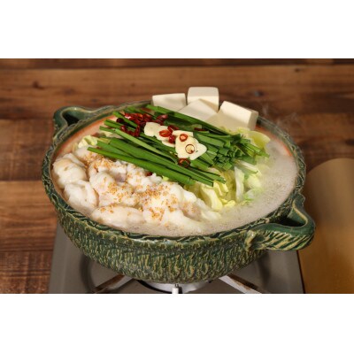 長年愛されている「もつ鍋醤油鍋」をご自宅で楽しんで頂けるお鍋のセット(遠賀町)