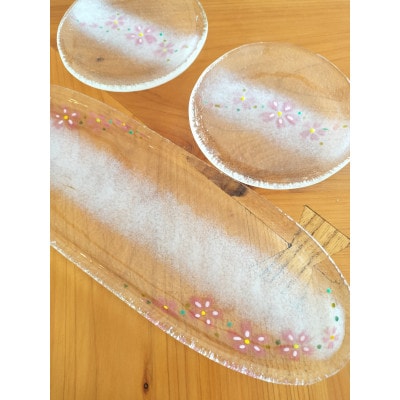 春を待ちわびる《桜の器 長皿と丸皿2枚の3点セット》ガラスHandmade 贈り物 ステンドグラス