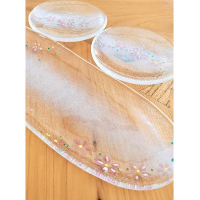 春を待ちわびる《桜の器 長皿と丸皿2枚の3点セット》ガラスHandmade 贈り物 ステンドグラス