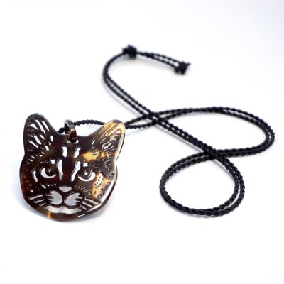 べっ甲製まち猫ペンダント