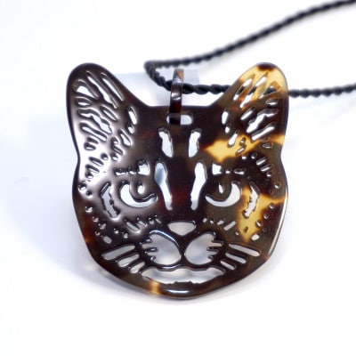 べっ甲製まち猫ペンダント