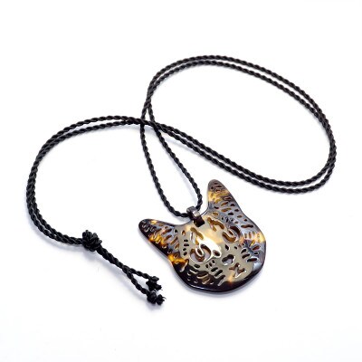 べっ甲製すまし猫ペンダント