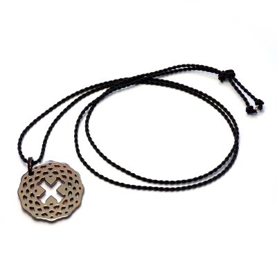 べっ甲製十字架と花のペンダント