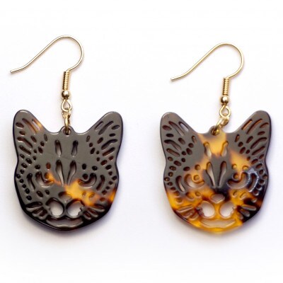 べっ甲製まち猫ピアス