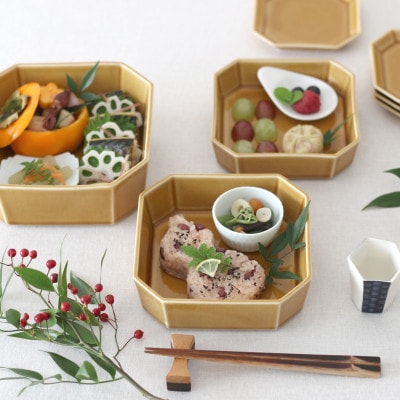 小田陶器の隅切重箱(うす飴) 入れ子式に収納できる磁器の重箱と小皿セット