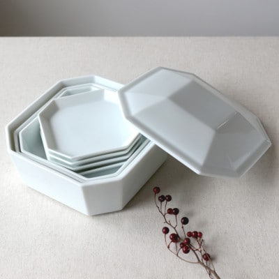 小田陶器の隅切重箱(白) 入れ子式に収納できる磁器の重箱と小皿セット