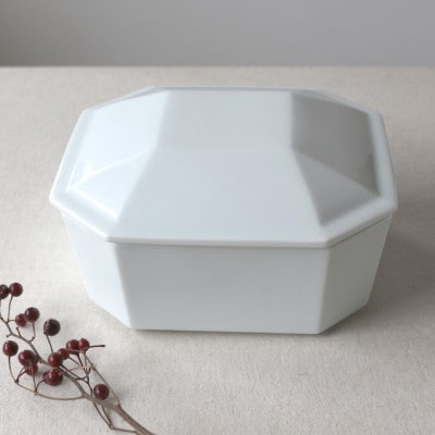 小田陶器の隅切重箱(白) 入れ子式に収納できる磁器の重箱と小皿セット