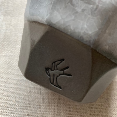 つばめ工房　黒土ロックカップ　氷裂貫入釉(白)