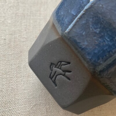 つばめ工房　黒土ロックカップ　氷裂貫入釉(青)