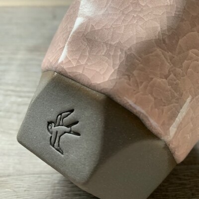 つばめ工房　黒土ロックカップ(氷裂貫入釉　ピンク)