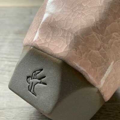 つばめ工房　黒土フリーカップ　氷裂貫入釉(ピンク)