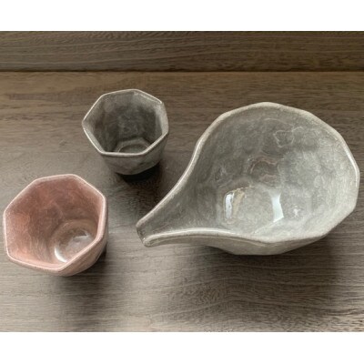 つばめ工房　 黒土　酒器3点セット(氷裂貫入釉　白・ピンク)