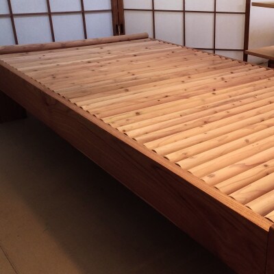 ～自然と人が調和する家具～　無垢杉材と桧材のシングルベッド