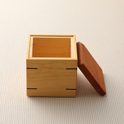 呼吸する木の器「ヒノキのお弁当箱(小)」