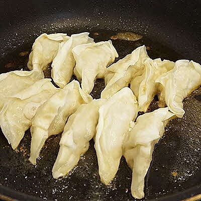 肉汁たっぷり老舗精肉屋の「サンタス餃子」 24個