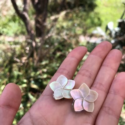 夜光貝細工のプルメリア・ピアス