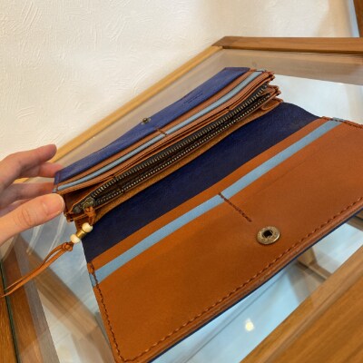 屋久鹿レザーのクラッチバッグ風ロングウォレット(インディゴブルー×ブラウン)
