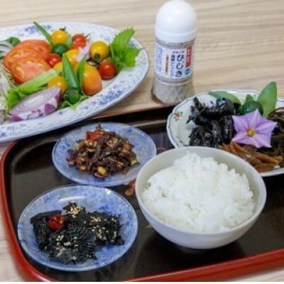 手作り黒大豆味噌と島の名物かじめの佃煮・味噌漬と海藻ドレッシング3本セット「鷹島さん家母の味」