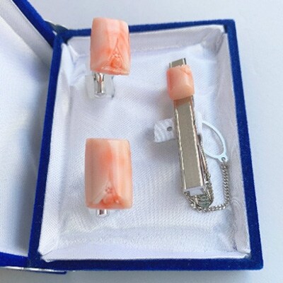 ピンクサンゴのカフスボタンとタイピンセット