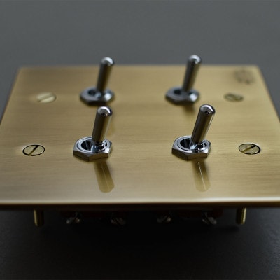 HITTITEのトグルスイッチ　真鍮色　H(4口正方形)