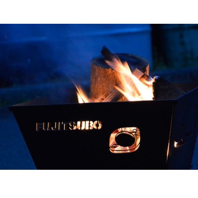美しい炎と浮かび上がる柄に癒やされる! 「Fire Pit (焚き火台)」