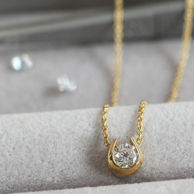 K18 金【0.2ct ラボダイヤモンドネックレス】馬蹄デザイン 輝き続ける美しさ 一粒ペンダント