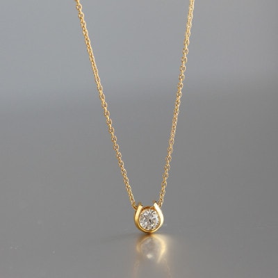 K18 金【0.2ct ラボダイヤモンドネックレス】馬蹄デザイン 輝き続ける美しさ 一粒ペンダント
