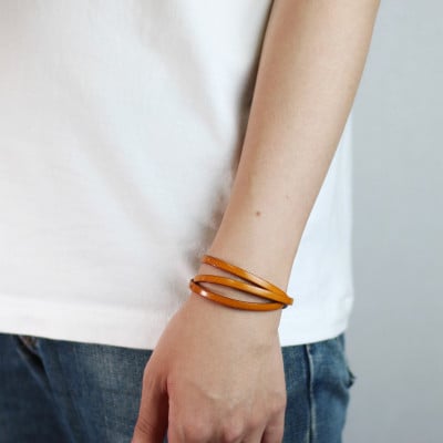 【栃木レザー 3重巻きブレスレット アンクレット】自由に楽しめるデザイン　ベルトカラー:蜜柑
