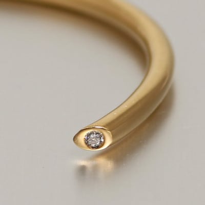 【18金イエローゴールド ダイヤモンドバングル】スリットに秘めた輝き 手元を彩るハイエンドジュエリー