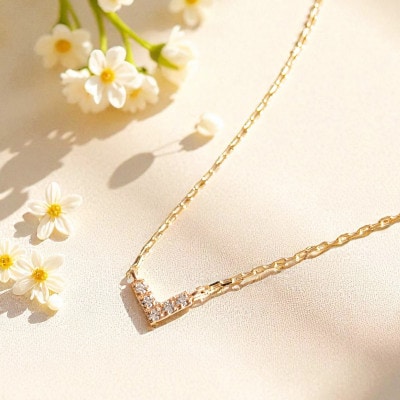 【18金イエローゴールド】人気 V型 ダイヤモンドネックレス 上品な煌めき 上質なデザインジュエリー