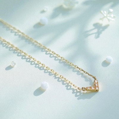 【18金イエローゴールド】人気 V型 ダイヤモンドネックレス 上品な煌めき 上質なデザインジュエリー