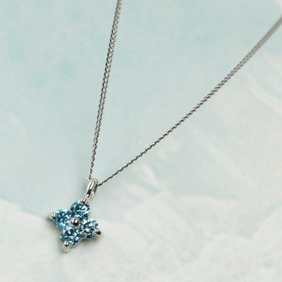 【プラチナ900 ラボブルーダイヤモンドネックレス】0.132ct 静かに神秘的に咲く花 ペンダント