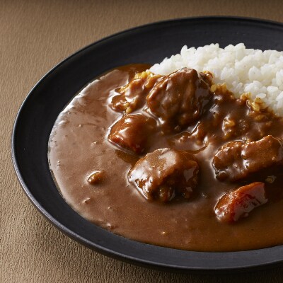 佐賀ギフト	　佐賀県産和牛カレー2個、佐賀しょうゆ1本、佐賀無添加みそ1個