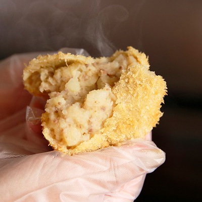 奈良県産大和牛のコロッケ、奈良特産大和丸ナスと宮崎県産味彩豚の豚みそコロッケ