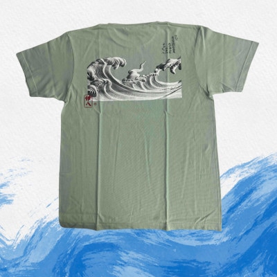 葛飾北斎名画の原点「波に宝珠」をモチーフにした『波の伊八』Tシャツ　ライトセージ【XLサイズ】