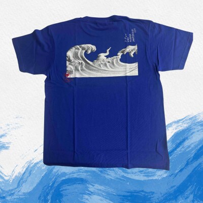 葛飾北斎名画の原点「波に宝珠」をモチーフにした『波の伊八』Tシャツ　ブルー【XLサイズ】
