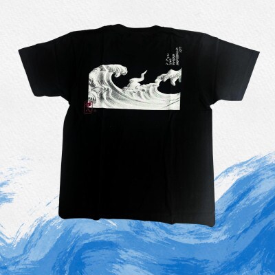 葛飾北斎名画の原点「波に宝珠」をモチーフにした『波の伊八』Tシャツ　ブラック【Lサイズ】