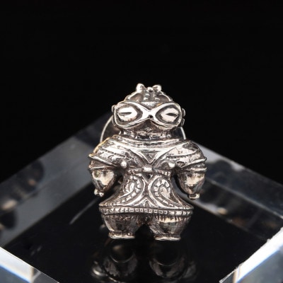 【縄文アクセサリー「Do_goods」】SILVER925 初代 豆遮光器土偶ピンズ 659-672