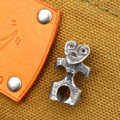 【縄文アクセサリーDo_goods】SILVER925 豆ハート形土偶のピンズ 700-109