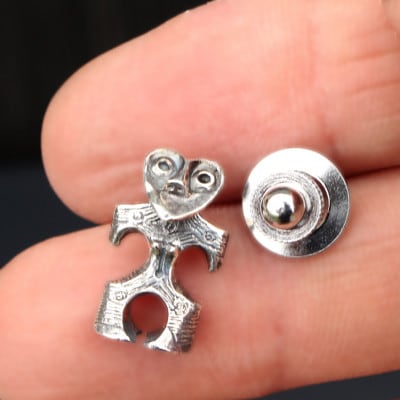 【縄文アクセサリーDo_goods】SILVER925 豆ハート形土偶のピンズ 700-109