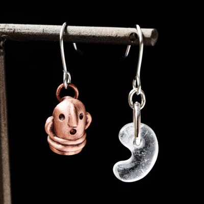 【縄文アクセサリーDo_goods】純銅製 小豆サイズの踊る埴輪&勾玉水晶ピアス 659-921