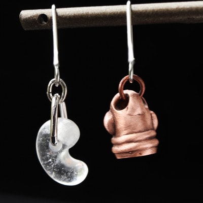 【縄文アクセサリーDo_goods】純銅製 小豆サイズの踊る埴輪&勾玉水晶ピアス 659-921