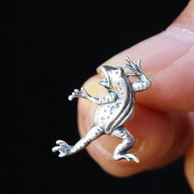 【鳥獣戯画】レリーフかえるのシルバー925ピンブローチ 700-228