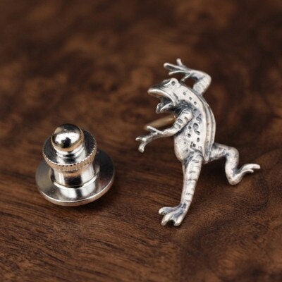 【鳥獣戯画】レリーフかえるのシルバー925ピンブローチ 700-228