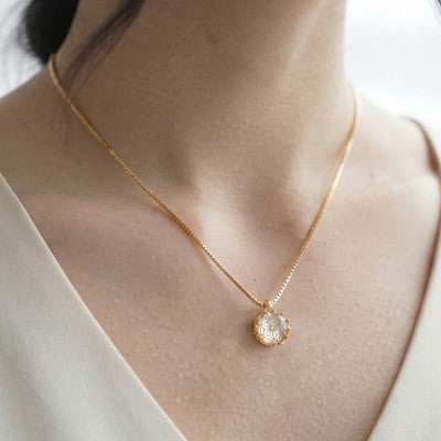 【吉祥文様(麻の葉)】彫刻 水晶×白蝶貝 シルバーペンダント(ゴールドコート) 700-163