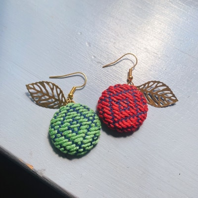 手作りの一点物 つがるこぎん刺しピアス