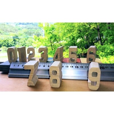 木のおもちゃ　数字のオブジェ