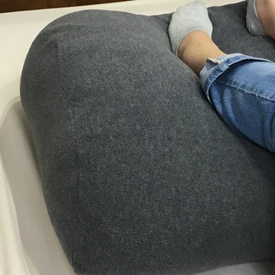 「お疲れ足へ」　足枕　(枕本体とグレーの専用ファスナー付きカバー2枚)