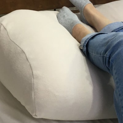 「お疲れ足へ」　足枕　(枕本体とベージュの専用ファスナー付きカバー2枚)