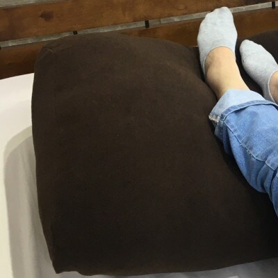「お疲れ足へ」　足枕　(枕本体とブラウンの専用ファスナー付きカバー2枚)　